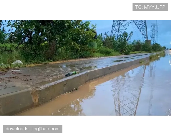雨战中断15分钟,威悉球场工作人员紧急清理积水