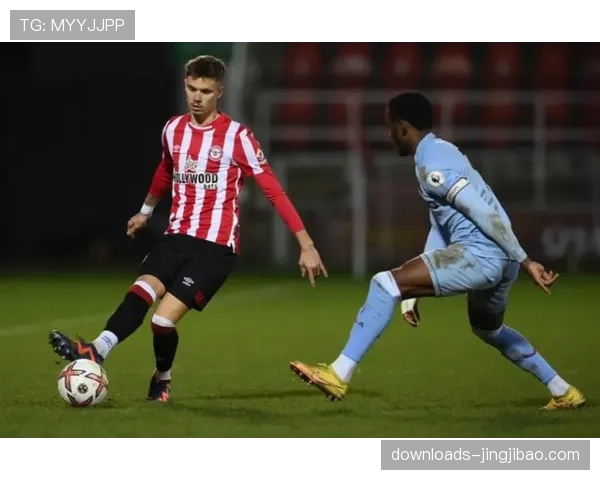 特写:布伦特福德球迷在看台举起已故前锋默克姆的巨幅TIFO